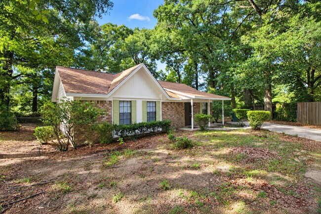 Foto del edificio - Northeast Pensacola 3BR Cul-de-Sac Home Near Olive Rd with No Carpet, Jack-and-Jill Bath & Large ...