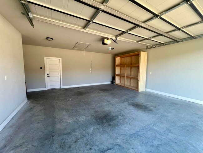 Building Photo - 9741 Meadow Creek Dr