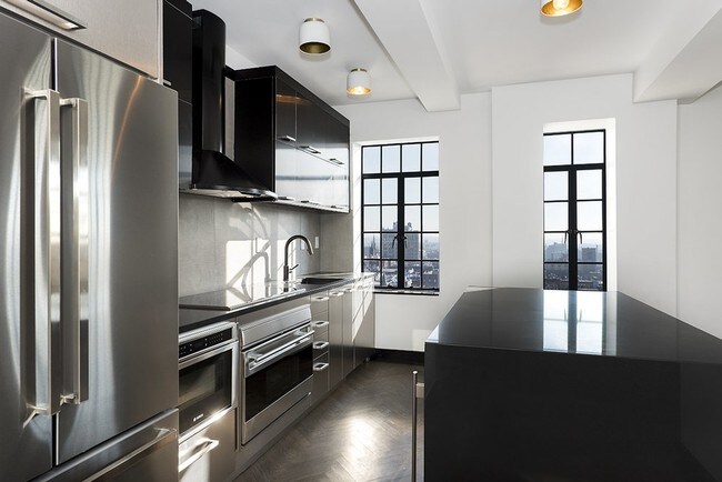 Building Photo - 25 Monroe Pl