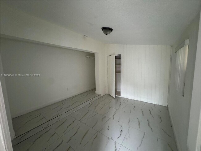 Building Photo - 1241 NE 150th St