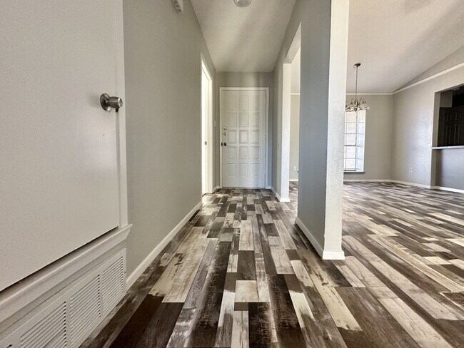 Foto del edificio - Updated 4 Bedroom Home w/ Gorgeous Floors