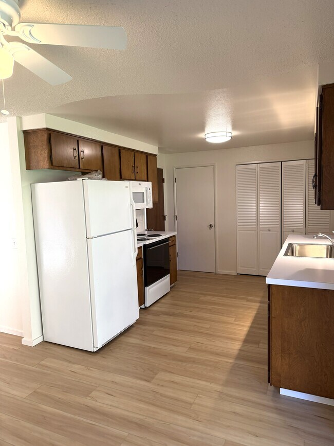 Foto del edificio - 745 E 43rd Ave