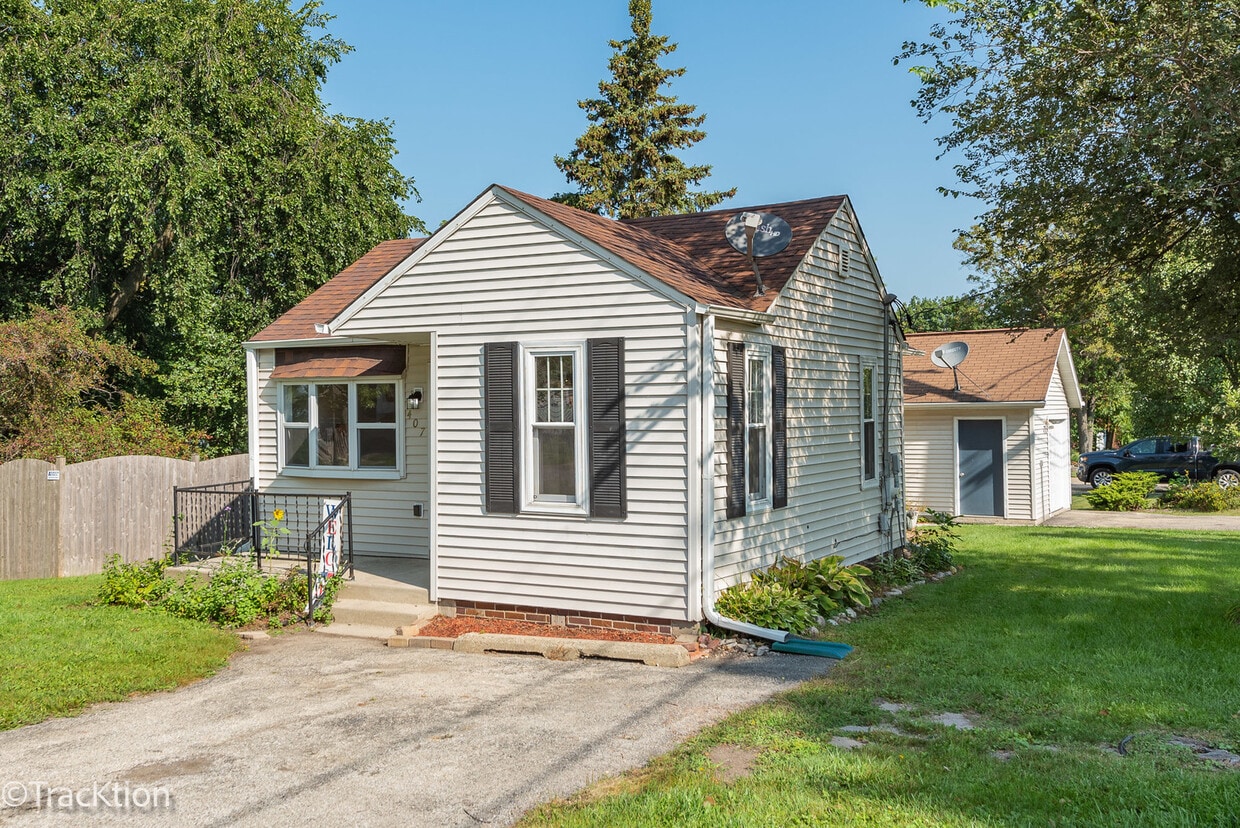 Primary Photo - 407 E Lake Ave