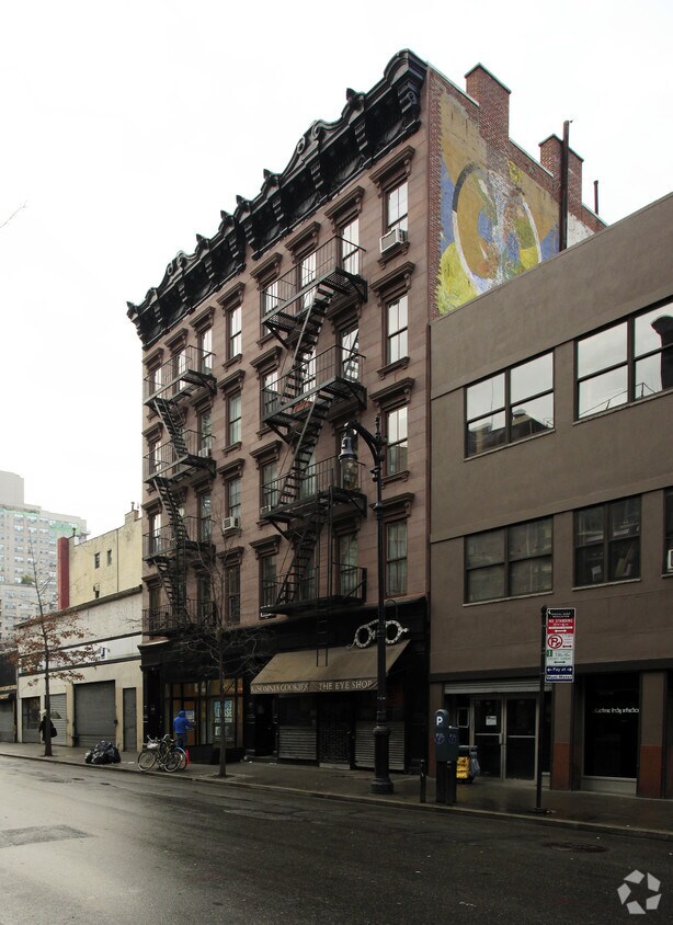 Foto del edificio - 48-50 W Eighth St