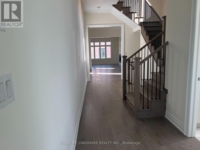 Building Photo - 221 Leslie Richards St