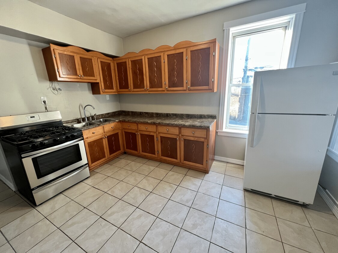 Kitchen - 1539 N Kolin Ave