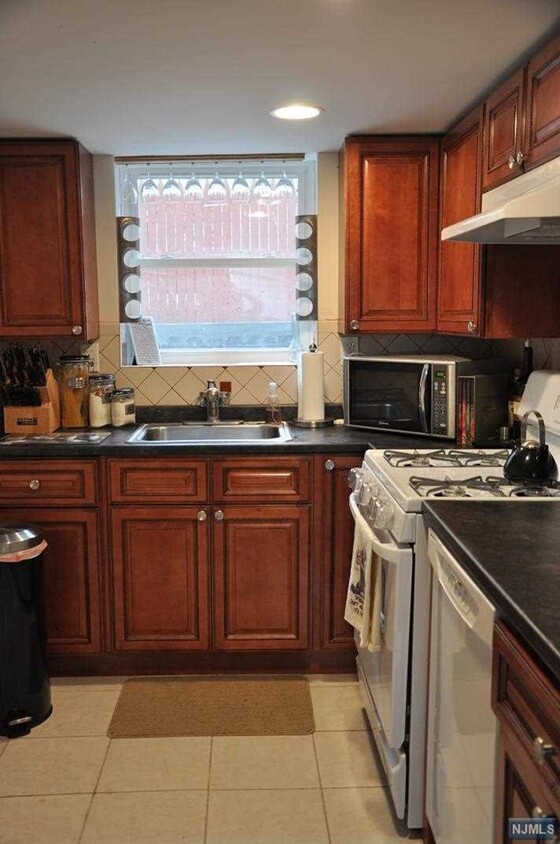 Primary Photo - 406 Lincoln Ave