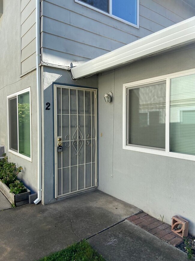 Building Photo - 4-Plex Centrally located - 2bdrm, 1 bath.
