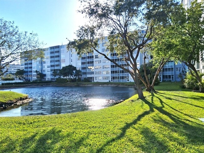 Foto del edificio - 1770 NE 191st St