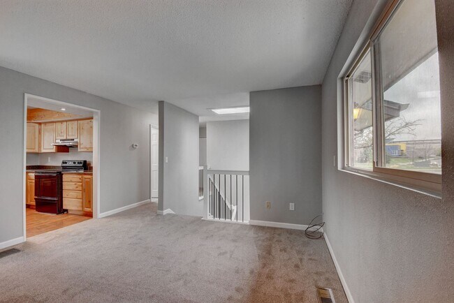 Building Photo - 4 bedroom, 2 bath home with 2 car garage, ...