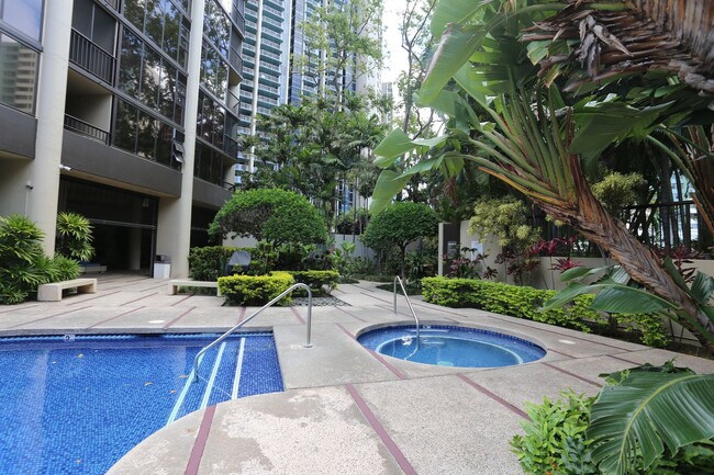 Foto del edificio - Honolulu Tower - 2 Bdrm/2 Bath/1 Prkg (Chi...