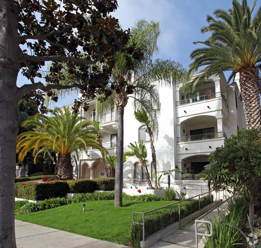 Building Photo - 527 San Vicente Blvd