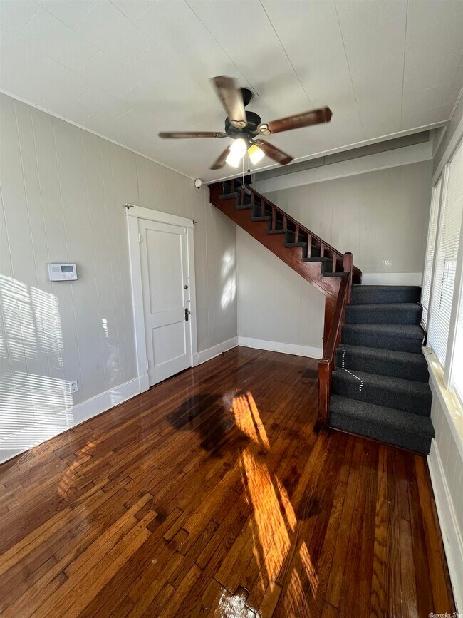 Building Photo - 1805 Maple St