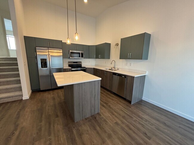 Building Photo - 3 Bed 3 Bath Townhome