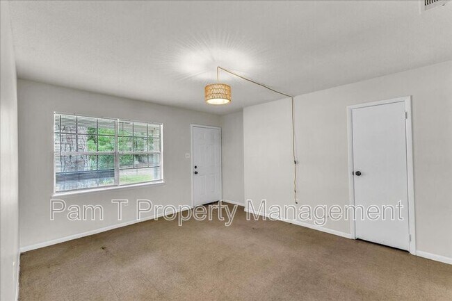 Foto del edificio - 5209 Jasmine Ave