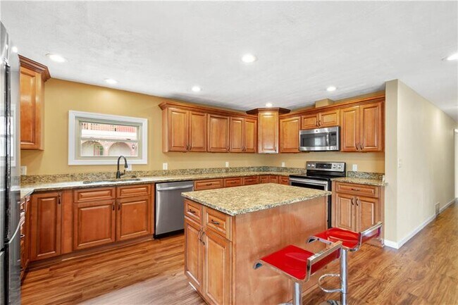 Building Photo - 2309 Engelwood Dr