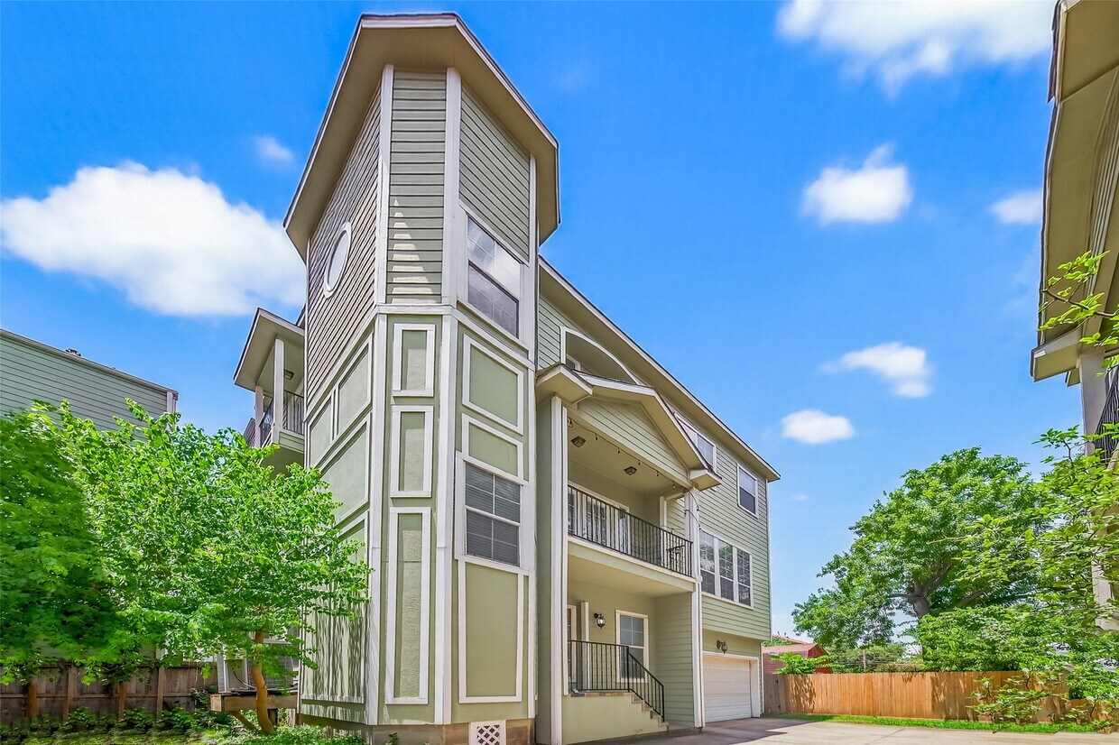 Primary Photo - 1109 W 15th 1/2 St