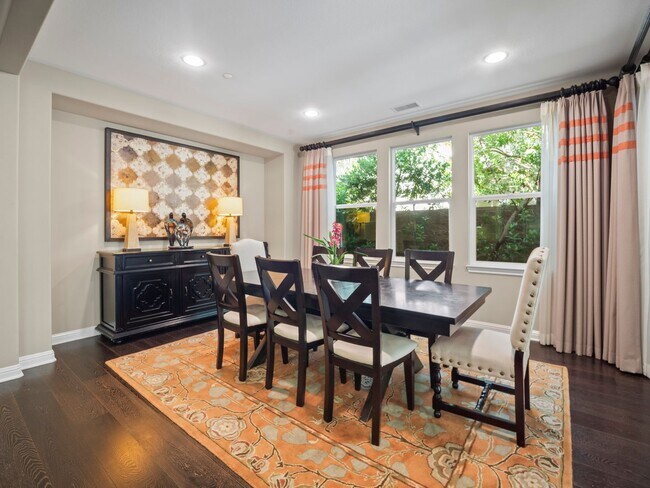 Foto del edificio - Showing Times: to schedule a viewing, please call & contact us