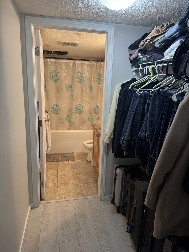 Photo du bâtiment - 6921-199 199 St NW