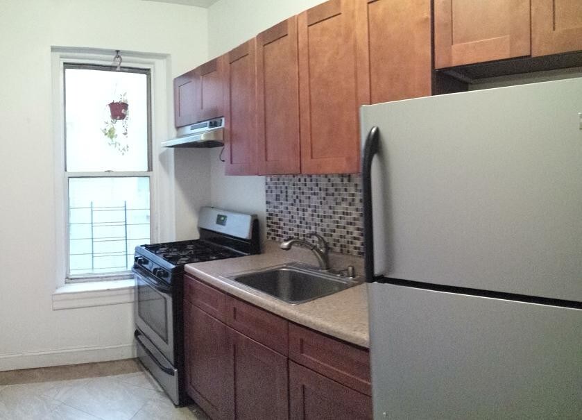 Primary Photo - 220 E 18th St