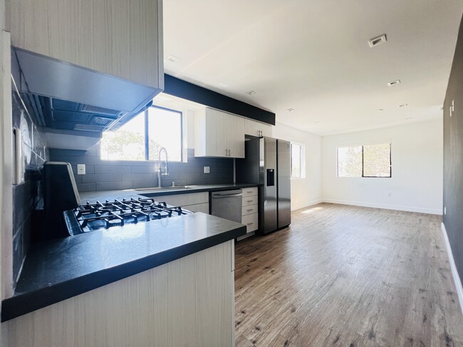 Foto del edificio - 4576 Oakwood Ave