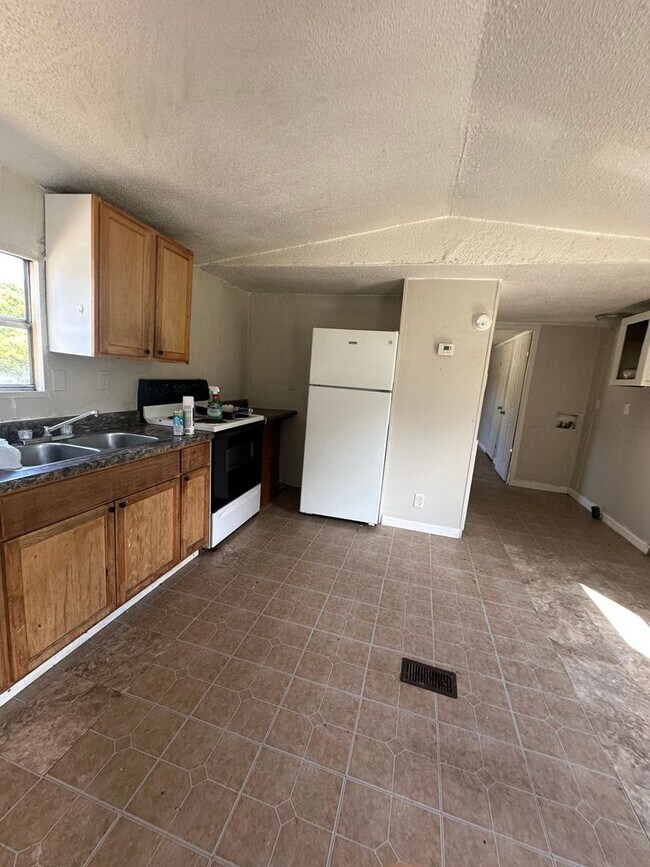 Building Photo - New Home Available! Rent this 3 Bedroom Ho...