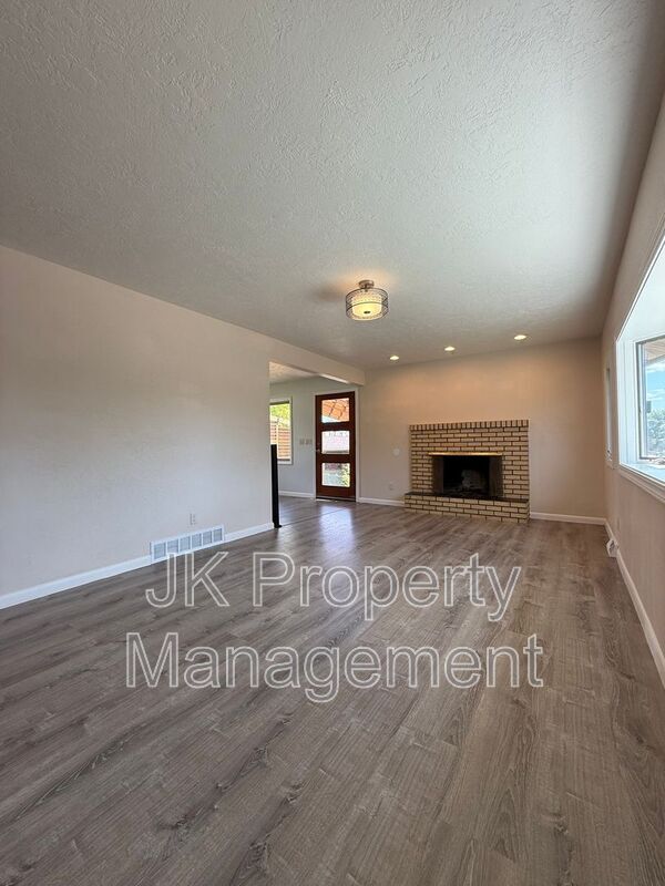 Foto del edificio - 105 Riverview Dr W