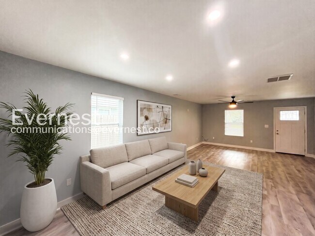 Building Photo - 3 Bed/2 Bath Home with Modern Amenities / Pet-Friendly / Available Now!