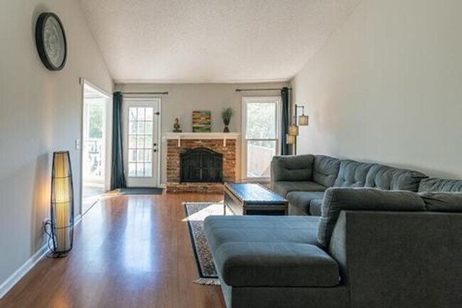 Foto del edificio - Harpeth Woods Home with Large Fenced in Yard for Rent.