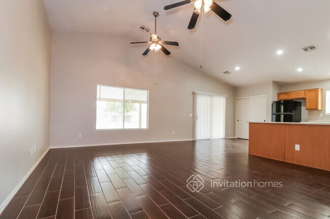 Foto del edificio - 12744 W Larkspur Rd