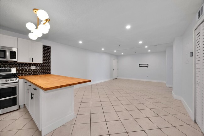 Building Photo - 2734 Bird Ave