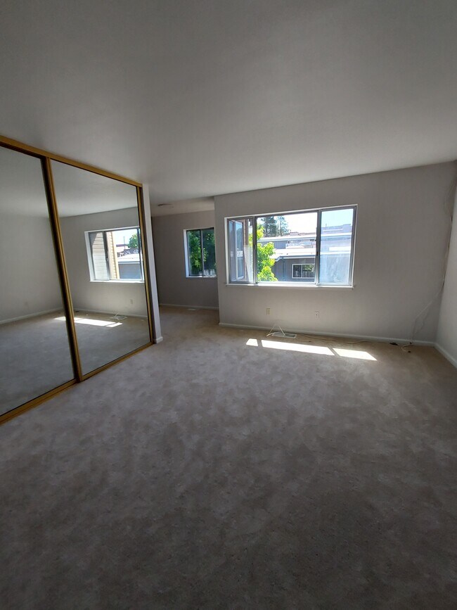 Building Photo - 1006 Pinewood Ter