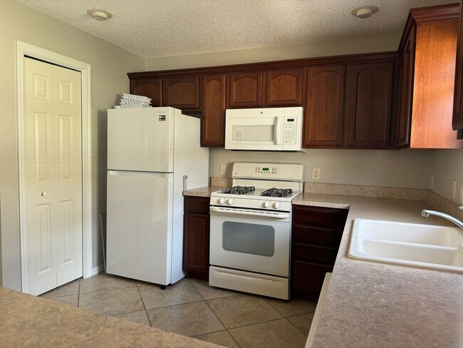 Foto del edificio - Beautiful 2-Bedroom, 2-Bathroom Home for R...