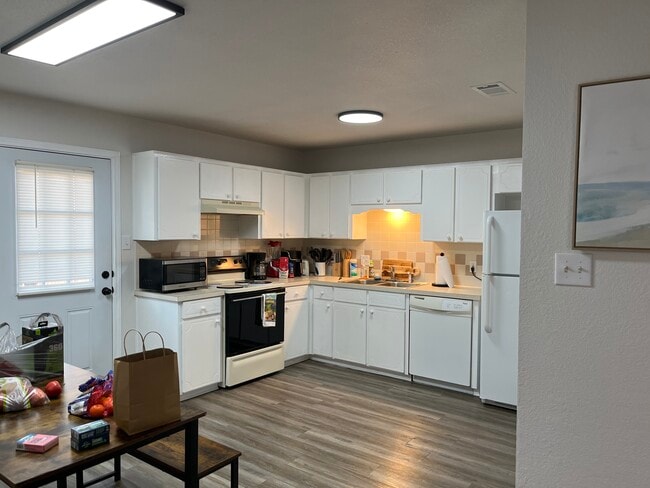 Building Photo - 2812 Cantabrian Dr