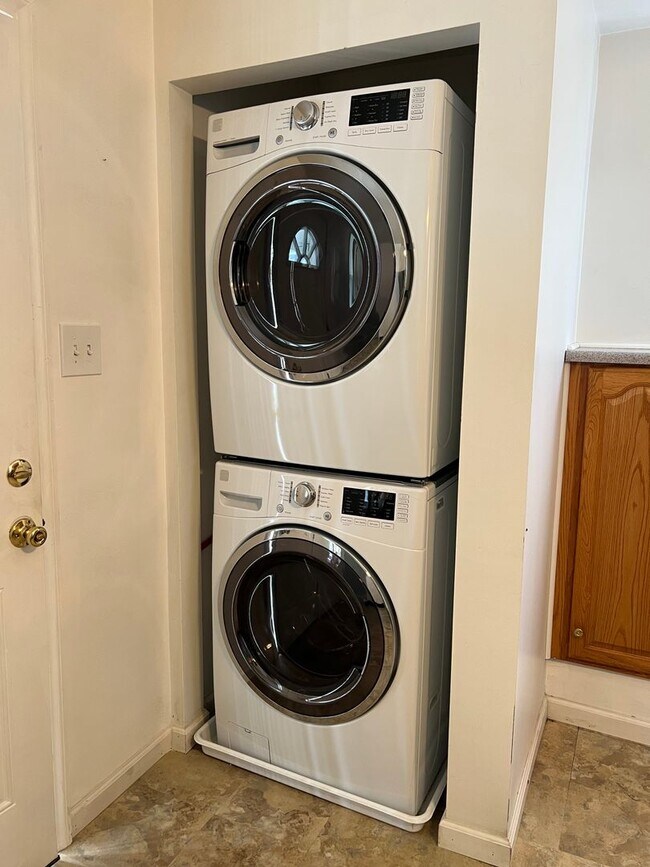 Foto del edificio - Conveniently Located 4 Bed/2 Bath Home-Central AC and Heat-Available 3/01!