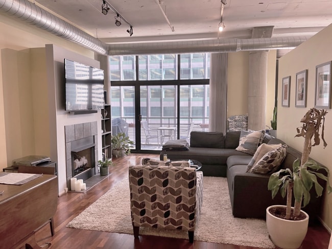 Photo - 130 S Canal St Apartment