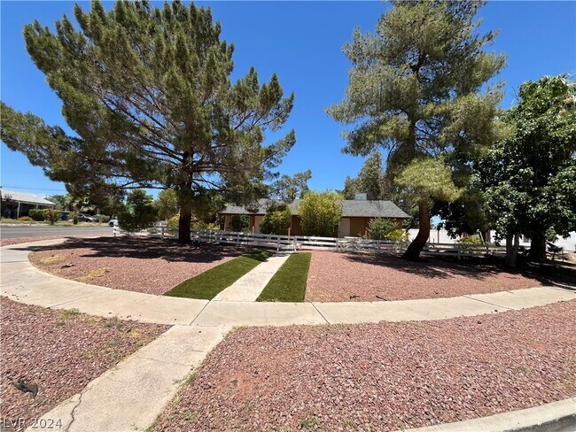 Building Photo - 1617 Thelma Ln