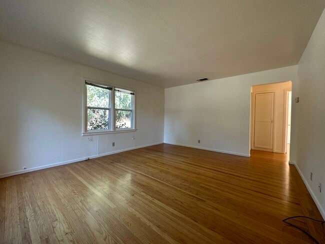 Building Photo - Cute 2 bed/1 bath Duplex in East Sac!!
