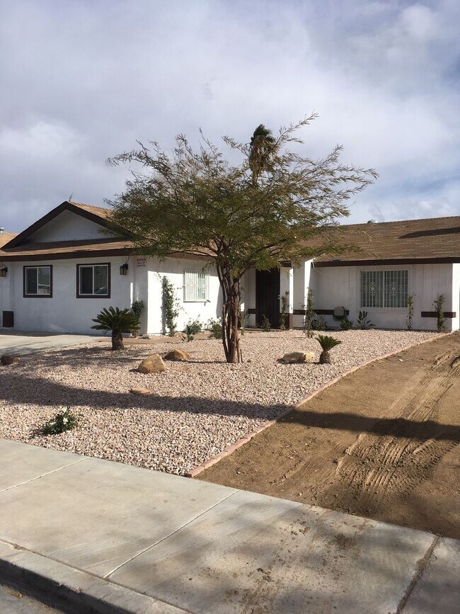 Building Photo - 913 Shadow Mountain Pl