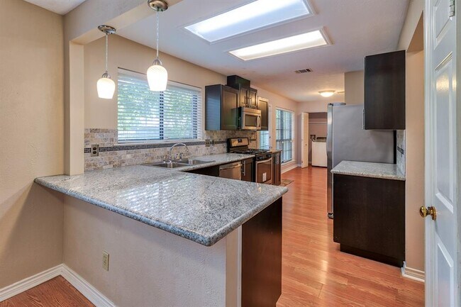 Foto del edificio - 1202 Berkeley Lake Ln