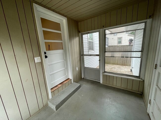 Building Photo - 1704 pixley avenue