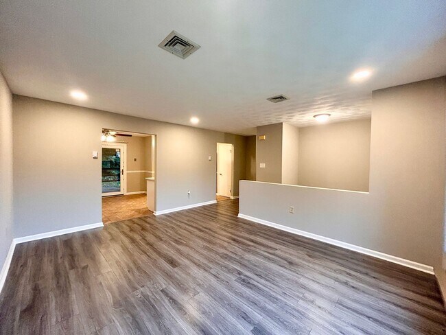 Building Photo - 4-Bedroom, 2-Bathroom Home In Lancaster!