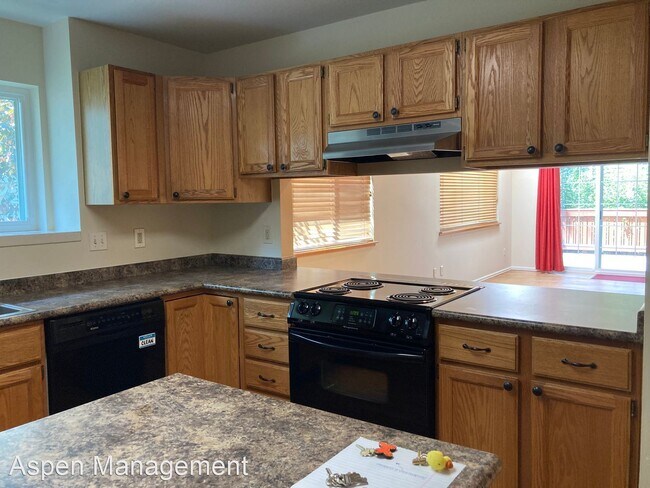 Building Photo - 4 br, 3.5 bath House - 113 Mineola Court