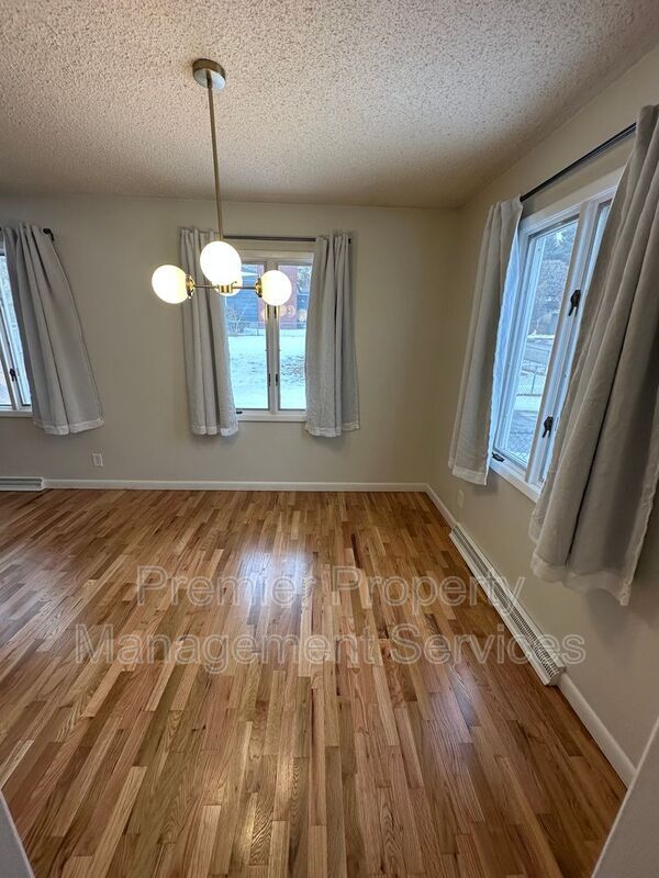 Foto del edificio - 913 Rimrock Rd