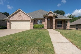 Building Photo - 302 Howard Way Dr