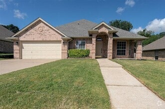 Building Photo - 302 Howard Way Dr