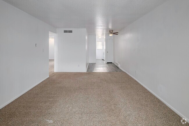 2 habitaciones, 1 baño - 876 pies cuadrados - Sala de estar y comedor - Campus Pointe Apartments