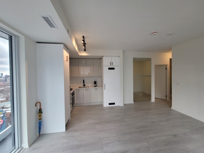 Building Photo - 280 Dundas St W