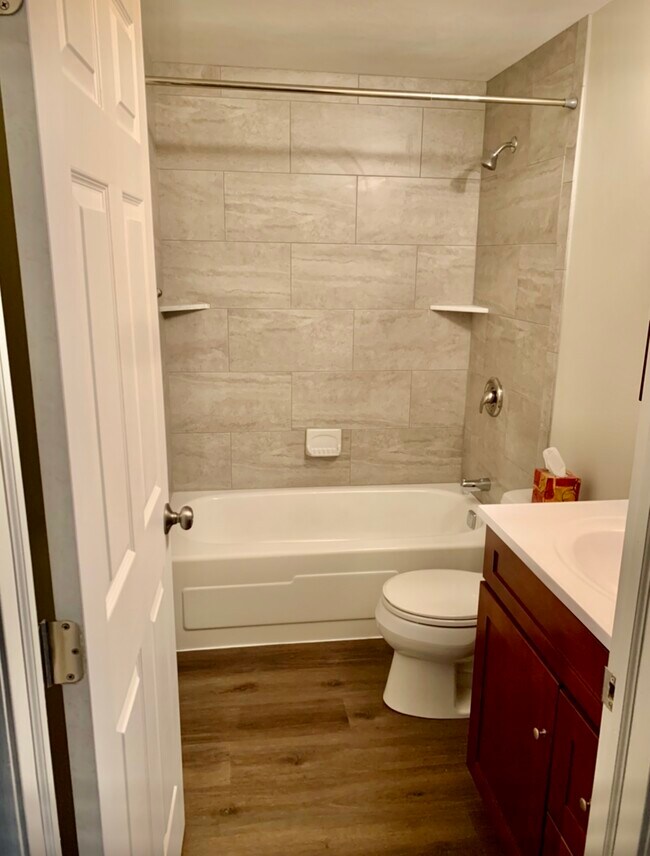 Foto del edificio - 8415B Shallowcreek Rd