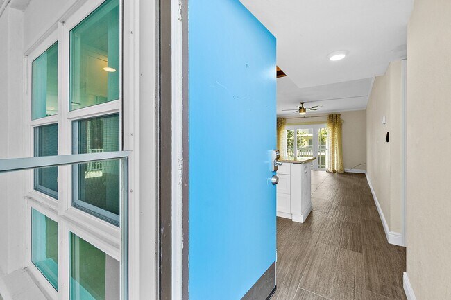 Foto del edificio - Gorgeous Riverfront Complex